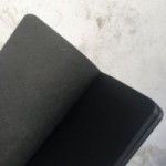 Carnet "Ma va', si legge benissimo!", couverture noire et intérieur en papier noir.