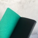 Carnet "What a cute texture!", couverture verte émeraude et intérieur en papier noir.