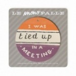 MonoPipeau "I was tied up in a meeting" disque décoratif en bois imprimé en couleurs