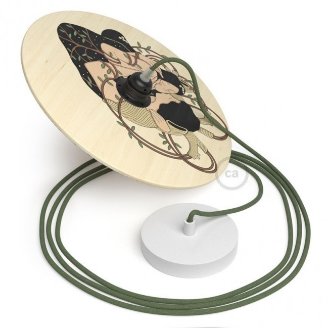 Suspension UFO avec abat-jour en bois double-face illustré par Carolina Zuniga et câble textile RC63 Coton Gris Vert